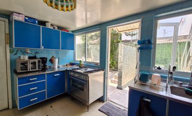 Casa en calle cerrada, con alberca en Jardín Balbuena