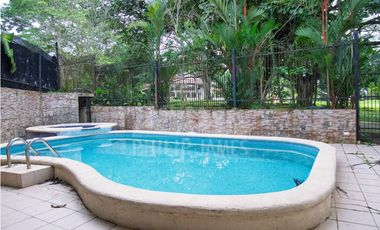 Venta de Casa con piscina en Albrook