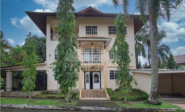 Venta de Casa con piscina en Albrook