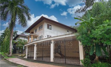 Venta de Casa con piscina en Albrook