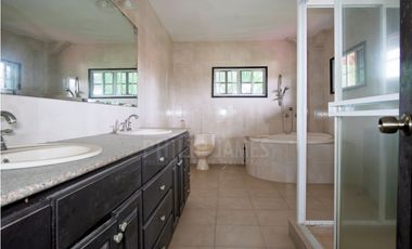 Venta de Casa con piscina en Albrook