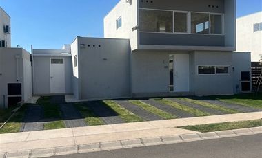 Casa en Arriendo en av casa piedra 452