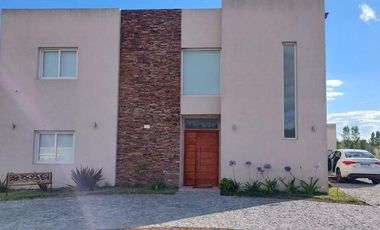 CASA EN VENTA AREA 60