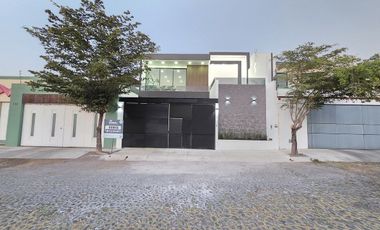 Venta de Increíble Residencia de 4 Recámaras con Alberca al Norte de Colima