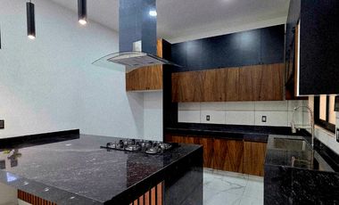 Venta de Increíble Residencia de 4 Recámaras con Alberca al Norte de Colima