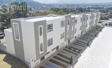 Venta de casa esquinera, Sector Conocoto, junto al parque La Moya