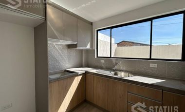 Venta de casa esquinera, Sector Conocoto, junto al parque La Moya