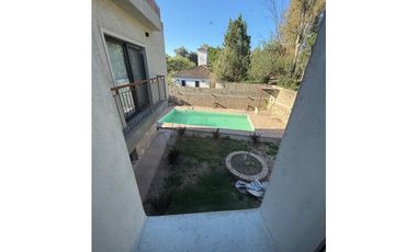 SE VENDE CAS DE 3 DORMITORIOS  A 3 CUADRAS DEL CUCU