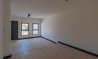 Venta Casa 3 ambientes con parque. Barrio San José