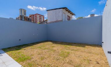 Venta Casa 3 ambientes con parque. Barrio San José
