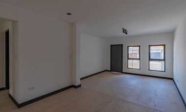 Venta Casa 3 ambientes con parque. Barrio San José