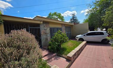 Venta de casa en Luzuriaga, Maipú. 5 ambientes.