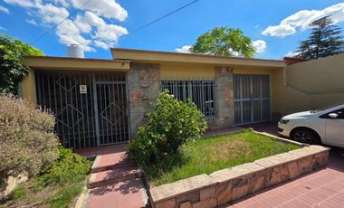 Venta de casa en Luzuriaga, Maipú. 5 ambientes.