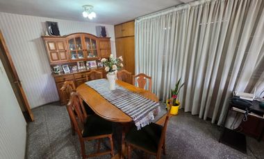 Venta de casa en Luzuriaga, Maipú. 5 ambientes.
