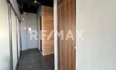 Local comercial en segundo piso cerca de El Mirador. - (3)