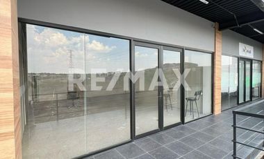 Local comercial en segundo piso cerca de El Mirador. - (3)