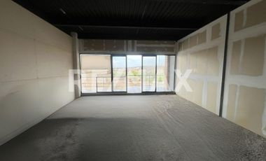 Local comercial en segundo piso cerca de El Mirador. - (3)