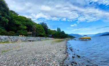 Espectacular terreno 4,9 Ha. con Casa orilla lago Riñihue