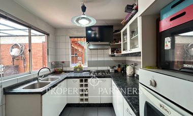 Espectacular y acogedora casa en exclusivo condominio Puertas de Huechuraba