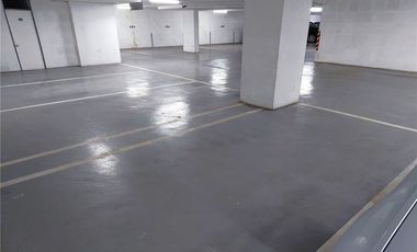 Amplio Estacionamiento en Edificio de Oficinas