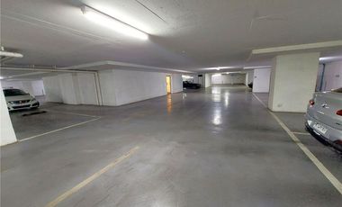 Amplio Estacionamiento en Edificio de Oficinas