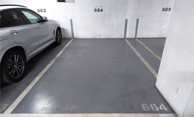 Amplio Estacionamiento en Edificio de Oficinas