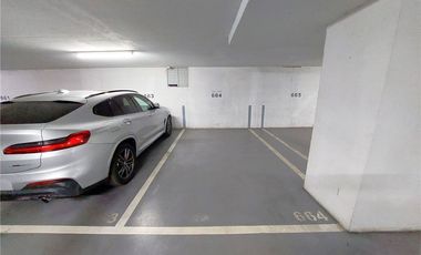 Amplio Estacionamiento en Edificio de Oficinas