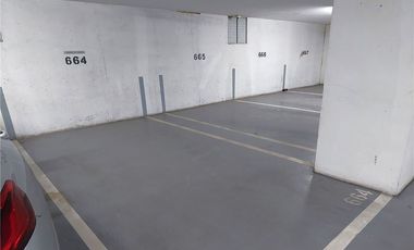 Amplio Estacionamiento en Edificio de Oficinas