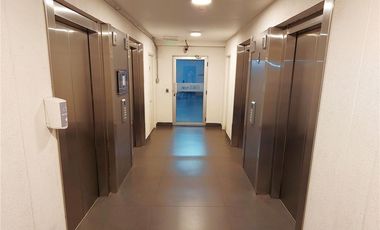 Amplio Estacionamiento en Edificio de Oficinas