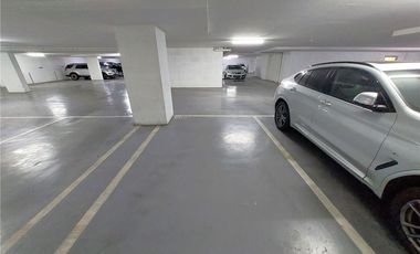 Amplio Estacionamiento en Edificio de Oficinas