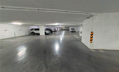 Amplio Estacionamiento en Edificio de Oficinas