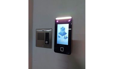 Amplio Estacionamiento en Edificio de Oficinas