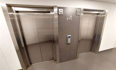 Amplio Estacionamiento en Edificio de Oficinas