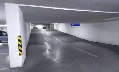 Amplio Estacionamiento en Edificio de Oficinas