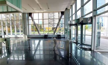 Amplio Estacionamiento en Edificio de Oficinas