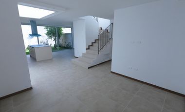 Venta Casa esquinera a estrenar - Valle de los Chillos, cerca al supermaxi de San Gabriel. SC