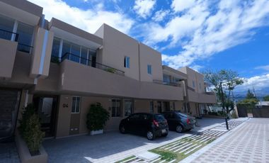 Venta Casa esquinera a estrenar - Valle de los Chillos, cerca al supermaxi de San Gabriel. SC