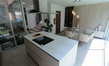 Venta Casa esquinera a estrenar - Valle de los Chillos, cerca al supermaxi de San Gabriel. SC