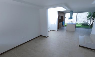 Venta Casa esquinera a estrenar - Valle de los Chillos, cerca al supermaxi de San Gabriel. SC