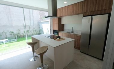 Venta Casa esquinera a estrenar - Valle de los Chillos, cerca al supermaxi de San Gabriel. SC