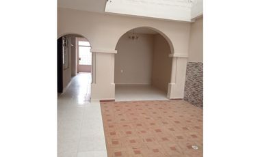 SE ARRIENDA CASA CON LOCAL  BARRIO EL PRADO