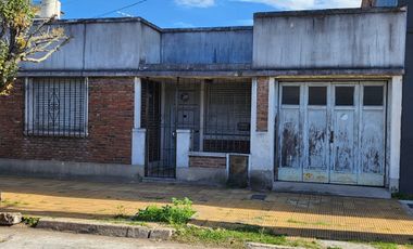 Casa  en Venta Haedo / Moron (A108 8062)
