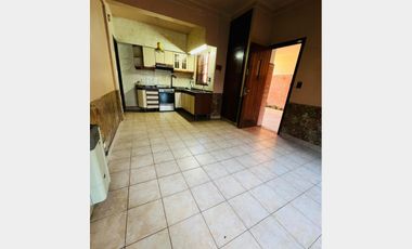 Casa  en Alquiler Ramos Mejia / La Matanza (A108 8191)