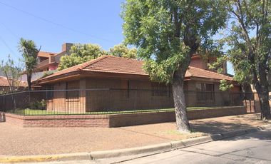 Chalet 5 ambientes en alquiler en Martinez