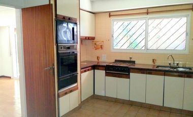 Chalet 5 ambientes en alquiler en Martinez