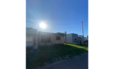 Venta Villa Esquiu Lote con edificaciòn parcial. Bº privado Siloe.