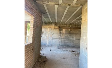 Venta Villa Esquiu Lote con edificaciòn parcial. Bº privado Siloe.