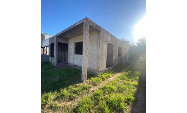 Venta Villa Esquiu Lote con edificaciòn parcial. Bº privado Siloe.
