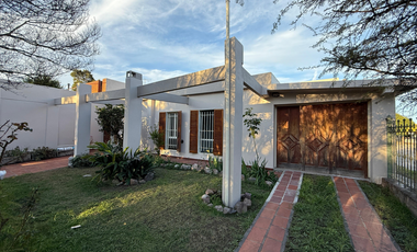 Hermosa Casa Esquina en Venta Bº General Savio. 3 Dorm.