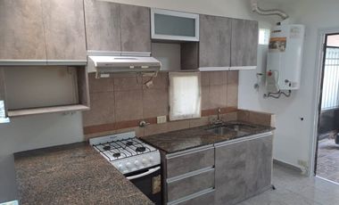 Alquila Casa 3 Amb.  C/cochera Castelar Norte